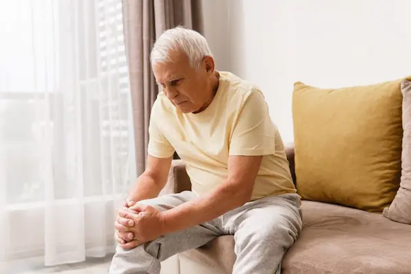 persona mayor con dolor