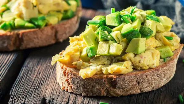 Receta 3 Tostadas integrales con palta y huevo