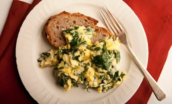 Receta 6 Huevos revueltos con espinacas y champiñones